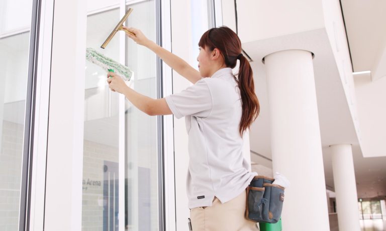 清掃員ページ 世界一清潔な空港の清掃人と日本一のごみ清掃員をめざす芸人が見つけた